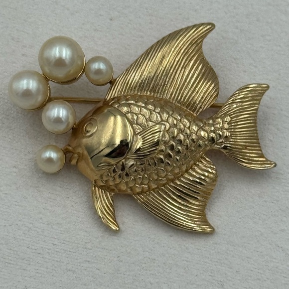 Jewelry - Vintage Gold Tone Angel Fish Brooch‎ Pin w Faux Pearls Nautical Figural